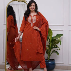 Conjunto de Kurti y Pantalón de Seda Chanderi Estampada con Bordado, Premium, Tradicional y Moderno para Mujer, Compra al por Mayor - Product Image 2