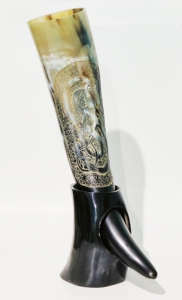 Cuerno Vikingo Artesanal para Beber, Cuerno de Buey Real con Soporte, Grabado Profundo con Runas, Decoración de Bar, Regalo - Product Image 5
