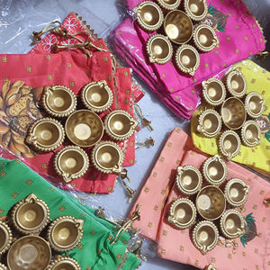 Elegante Juego de Diyas Festivas Hechas a Mano con Bolsas Potli Étnicas Vibrantes, Lámparas de Aceite Tradicionales Decorativas para el Festival Diwali - Product Image 1
