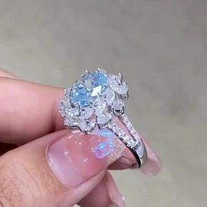 Anillo de Compromiso con Diamante Ovalado Azul de 5 Quilates, Certificado por IGI, Cultivado en Laboratorio, Forma Floral, Oro Blanco de 14K, Anillo de Promesa - Product Image 4