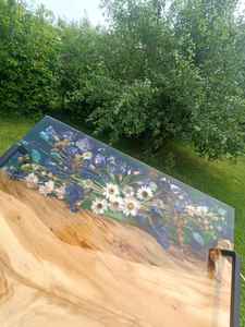 Bandeja de Servir de Madera con Borde Natural y Resina de Flores Prensadas, Arte Botánico en Epoxi con Asas Negras Modernas - Product Image 3