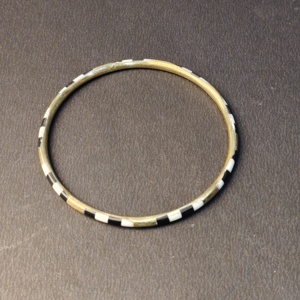 Juego de 6 Brazaletes Apilables de Latón Fino con Patrón a Cuadros de Esmalte Blanco y Negro - Joyería de Muñeca Metálica con Diseño Gráfico Moderno - Product Image 4