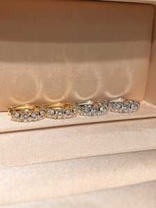 Magnifiques boucles d'oreilles Huggie en moissanite à coupe ronde, en argent sterling 925, bijoux fins pour femmes, cadeau pour mariage et fiançailles - Product Image 5