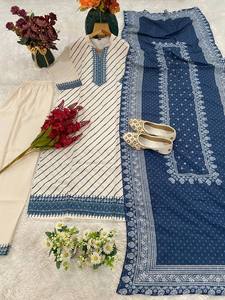Conjunto de 3 piezas de Kurti color melocotón, como lo has describido, parece ser un atuendo de fiesta hecho de tela Maslin con estampados digitales. - Product Image 4