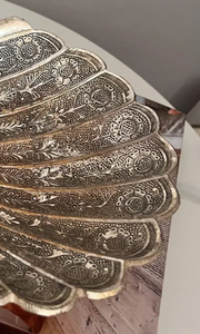 Plat de service décoratif en métal gaufré coquillage, finition argentée vintage, pour la vente en gros, accent de luxe pour la maison et la décoration de table - Product Image 4