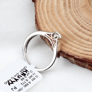 Vente en gros d'anneaux solitaires en or blanc massif 14 carats avec diamant rond naturel de 0,59 carat, bande plate, bijoux fins, Memoria Jewels - Product Image 3