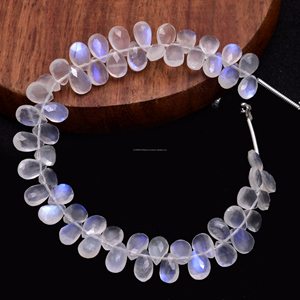Perles en pierre de lune arc-en-ciel naturelle de Tanzanie de qualité supérieure, facettées blanches en forme de poire, faites à la main, brin de pierres précieuses de 8 pouces, vente en gros, tiers - Product Image 2