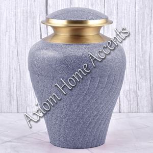 Urne funéraire en laiton intemporelle avec détails gravés à la main Couvercle sécurisé pour cendres Pièce commémorative élégante par Axiom Home Accents - Product Image 1