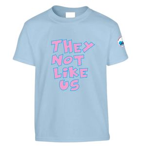 เสื้อยืดแขนสั้นลายกราฟิกสีฟ้าสำหรับวัยรุ่น ลายพิมพ์ตัวอักษรสีชมพูเข้ม "They Not Like Us" คอกลม สไตล์ลำลอง แฟชั่นวัยรุ่น ใส่ได้ทุกวัน - Product Image 1