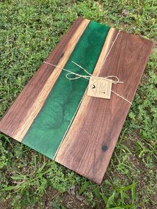 Planche à découper/planche à charcuterie rectangulaire artisanale, écologique, en acacia et résine, pour une utilisation en cuisine - Product Image 5