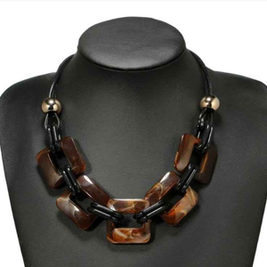 Collar moderno de perlas de resina epoxi, elegante accesorio de joyería de diseño para mujeres y tiendas boutique. - Product Image 5