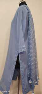 Kurta en coton bleu clair pour femmes avec col brodé, coupe ample, longueur midi, tenue décontractée traditionnelle indienne - Product Image 2