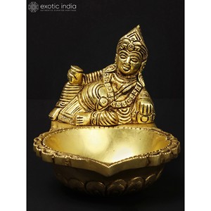 Lampe à huile en laiton de 5 pouces faite à la main avec le dieu hindou Kubera fabriqué en Inde - Product Image 3