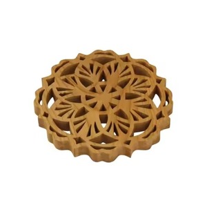 Sous-plat rond en bois 300 mm, design bohème, fait main, en bois naturel, pour protection contre la chaleur - Product Image 1