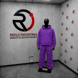 Ensemble de survêtement violet premium, sweat à capuche oversize avec pantalon cargo à clous, tenue streetwear unisexe, style urbain vibrant - Product Image 3