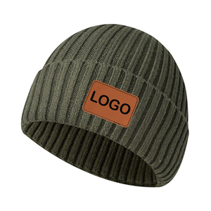 Gorros Cortos de Alta Calidad con Parche de Cuero, Gorros de Invierno Tejidos Personalizados - Product Image 1