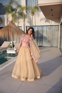 Lehenga Choli de Seda Sindur de Diseño con Bordado de Cuentas, Blusa sin Mangas y Bolero a Juego para Mujer - Product Image 4