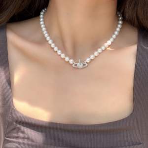 Collar de Cadena de Hueso con Cierre de Sonrisa de Agua de Mar en Oro de 18K con Cinco Perlas Akoya - Product Image 2