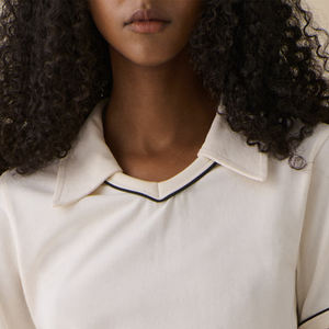 เสื้อยืดผู้หญิงดีไซน์เก๋ คอวี ทรงเข้ารูปทันสมัย สำหรับผู้ซื้อขายส่ง พร้อมปกเสื้อแบบพับได้ - Product Image 2