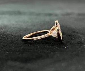Anillo de compromiso de diamante con corte marquesa y engaste de bisel en oro amarillo macizo con piedras laterales en forma de pera, anillo minimalista solitario de promesa de alta joyería. - Product Image 4
