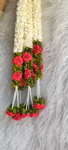 Guirlandes de fleurs artificielles faites à la main, blanches Mogra et roses, avec des suspensions de perles, pour la décoration de la maison, les mariages et les festivals. - Product Image 3