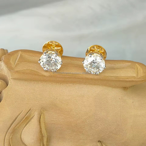 ต่างหูเพชรทรงกลมเจียระไนแบบบริลเลียนท์ในทองคำสีเหลือง ดีไซน์เหนือกาลเวลา พร้อมประกายเปล่งประกายและความเงางามสง่างามสำหรับความหรูหราในทุกๆ วัน - Product Image 1