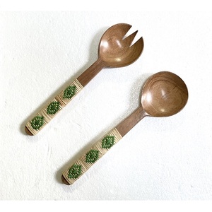 Ensemble de Cuillères et Fourchettes à Salade en Bois d'Acacia Naturel Écologique avec Manche en Rotin, Compatible Micro-ondes et Four – Ustensiles de Cuisine - Product Image 1