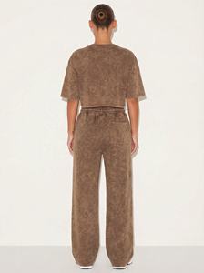 Conjunto Deportivo Personalizado para Mujer con Lavado Ácido |   Camiseta corta y pantalones deportivos de pierna ancha |   Fabricante OEM de Marca Privada - Product Image 2