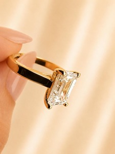 แหวนหมั้นเพชรทรงเหลี่ยมมรกต 14K ทองคำขาว ประดับเพชรเลี้ยงในห้องปฏิบัติการ 4 กรงเล็บ ดีไซน์เรียบหรู สำหรับผู้หญิง รับรองโดย IGI - Product Image 2