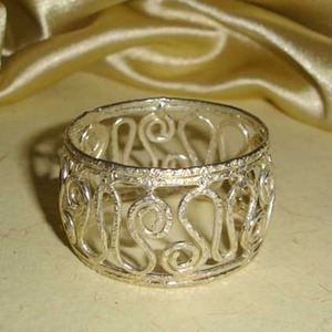 ที่ใส่ผ้าเช็ดปากแบบเปิดโล่งลายฉลุสีเงินสไตล์เรียบง่าย  แหวนรัดผ้าเช็ดปากลายเกลียวฉลุสีเงินสุดหรูสำหรับโต๊ะอาหาร - Product Image 3