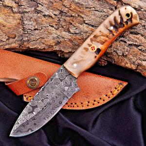 Couteau de chasse et de camping artisanal OEM en acier Damas forgé, à lame fixe, pointe biseautée, manche en corne de cerf, pleine tige - Product Image 1