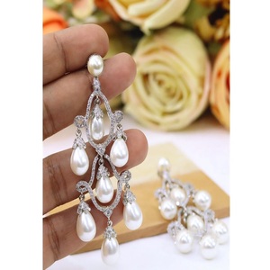 Hermosos Pendientes Colgantes de Latón Plateado con Circonitas de Primera Calidad, Modernos, para Bodas - Product Image 2