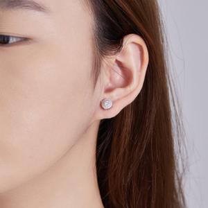 Pendientes de Diamantes Cultivados en Laboratorio de Excelente Calidad, Joyería Moderna y a la Moda para Estudiantes Universitarios y Uso Diario, Disponibles para la Venta - Product Image 6