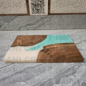 Tabla de Cortar y Servir de Madera y Resina Epoxi Hecha a Mano, Pulida y Duradera para Uso en el Hogar, Hoteles y Restaurantes - Product Image 3