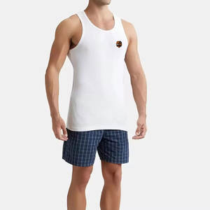 Camiseta sin mangas estilo urbano para hombre, perfecta para el verano, el gimnasio o actividades al aire libre, con tela suave y un look moderno. - Product Image 5