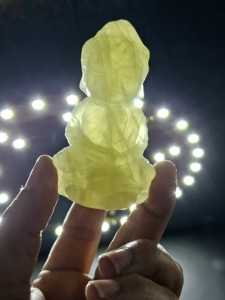 Sculpture de Bouddha bébé en pierre précieuse citrine – Un symbole radieux de paix, de positivité et de prospérité |   Décoration intérieure |   Poids 129 g - Product Image 3