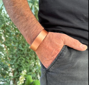 Bracelet thérapeutique métallique minimaliste haut de gamme à accents lisses, bijou en métal tendance au design exquis - Product Image 1