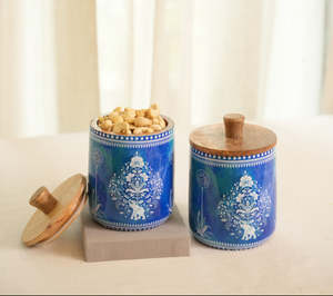 Pot de rangement en céramique bleue avec couvercle en bois, design hermétique pour collations et fruits, motif oriental, fait main sous glaçure - Product Image 1