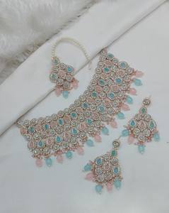Parure de bijoux de mariée exquise en alliage plaqué or rose, avec collier ras-du-cou, boucles d'oreilles et Maang Tikka ornés de zircons et de pierres multiples, pour mariage et soirée - Product Image 1
