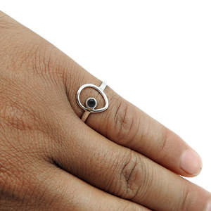 Bague artisanale en argent sterling 925 avec onyx noir taille ronde sertie clos, petite et mignonne, idéale pour un usage quotidien ou comme bague de mariage. - Product Image 4