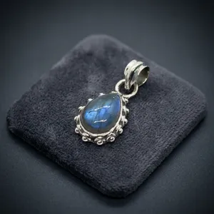 Pendentif en argent sterling Starlit Courage avec labradorite, serti clos, pour âmes courageuses, bijou unisexe à porter au quotidien - Product Image 6