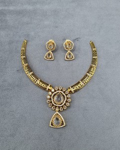 Ensemble Collier et Boucles d'Oreilles en Saphir Taille Poire à Motif Floral AD de Qualité Supérieure, Bijoux de Mariage de Créateur Haut de Gamme, Vente en Gros - Product Image 4