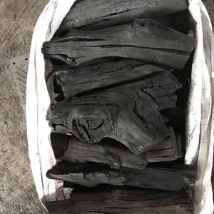 Charbon de bois noir en morceaux, bois dur, naturel, sans fumée, combustible pour barbecue, origine Vietnam - Meilleures ventes - Product Image 1