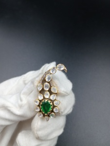 เข็มกลัดรูปนกยูงประดับคริสตัลทรงมรกต ดีไซน์คลาสสิคจาก Amaira Jewels เงินแท้ 925 ประดับคริสตัลทรงมรกตตรงกลาง ดีไซน์หรูหรา เหมาะสำหรับทั้งชายและหญิง รุ่น SM-850 - Product Image 5