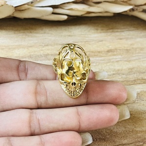Bague Tête de Mort Tendance et Élégante, Bijou Gothique en Laiton pour Homme, Plaqué Or 18 carats, Motif Flamme Filigranée, Style Punk Biker, Pour Vente en Gros/OEM/ODM - Product Image 2