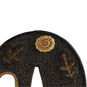 Tsuba Japonés del Período Edo de Cobre con Borde y Incrustaciones de Cobre, Diseño de Crisantemo Iroe, Protector Redondo para Espada Tanto Sin Marcar - Product Image 3