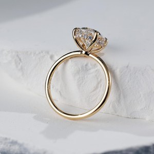Anillo Solitario con Halo de Diamantes Auténticos de Corte Ovalado, Cultivados en Laboratorio, 3.01CT, con Oro Sólido de 14K, Ideal para Regalo de Compromiso o Boda para Enamorados - Product Image 3