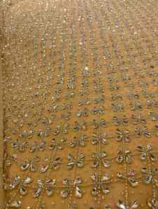 Tissu en dentelle de maille brodée florale dorée avec perles de cristal de luxe pour robe de soirée, vente en gros - Product Image 3