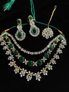 Impresionante conjunto de collar chapado en oro afgano con piedras rectangulares de rubí y esmeralda con detalles de cristal blanco. - Product Image 4