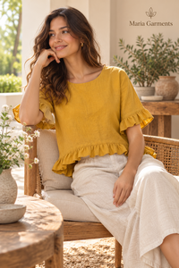 Conjunto de Dos Piezas para Mujer, Blusa de Lino y Algodón con Volantes en Amarillo Mostaza y Pantalones Blancos con Logotipo Frontal, Venta al Por Mayor - Product Image 3